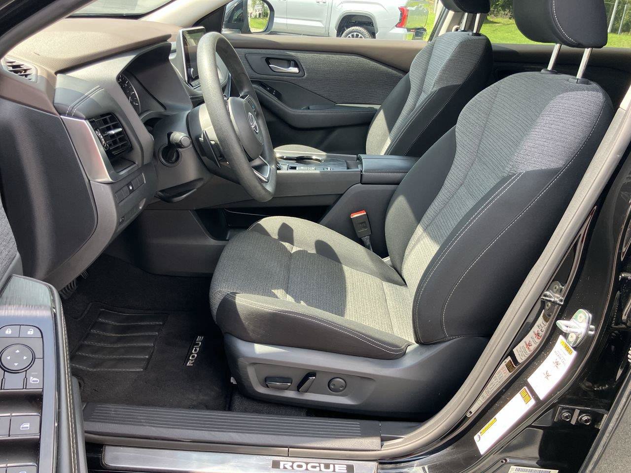 Used 2022 Nissan Rogue SV FWD image 12
