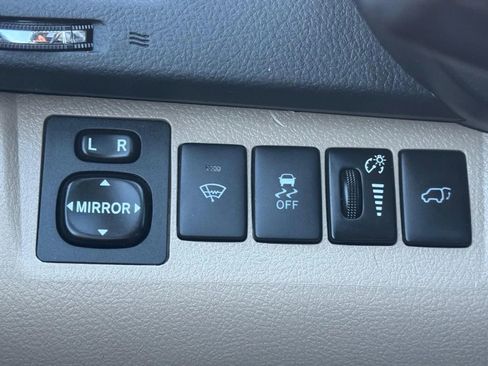 Used 2011 Toyota Highlander SE w/ Tow Pkg image 16