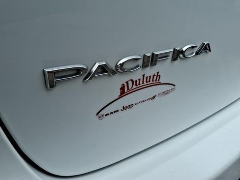 Used 2024 Chrysler Pacifica Touring-L image 14