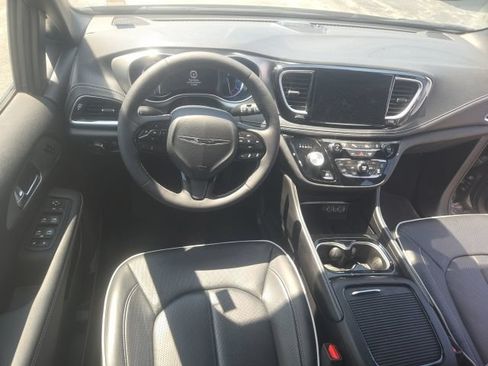 Used 2024 Chrysler Pacifica Limited FWD image 25