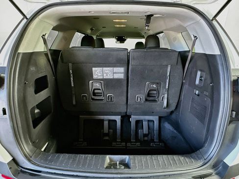Used 2025 Kia Carnival FWD image 31