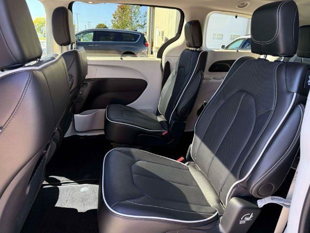 Certified 2024 Chrysler Pacifica Limited FWD image 14