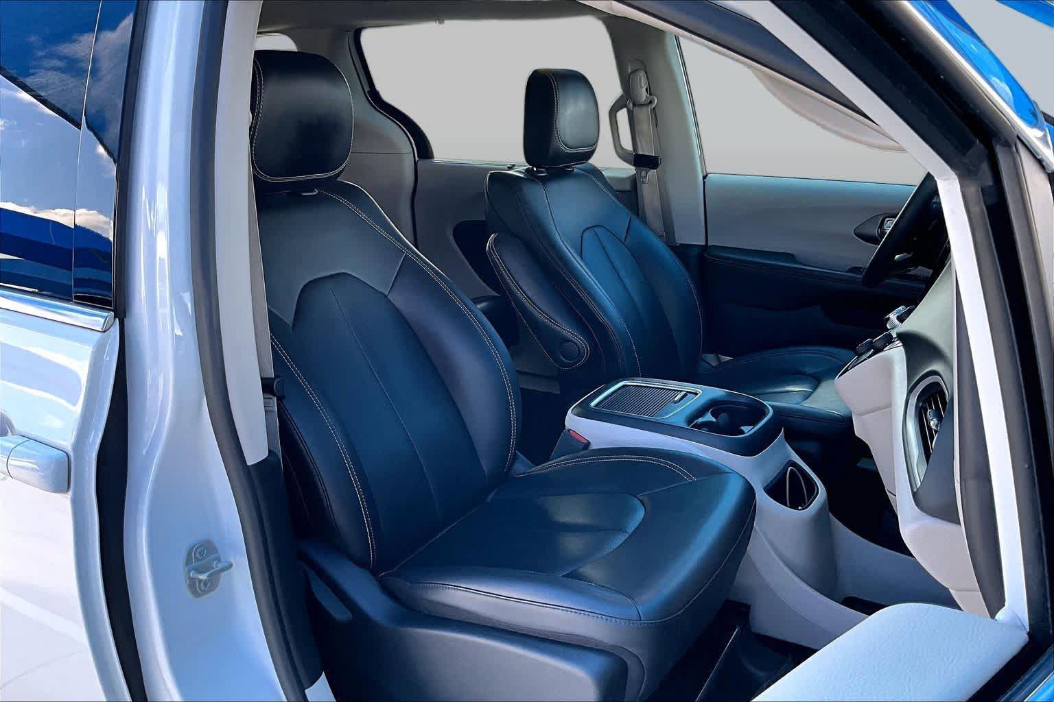 Used 2024 Chrysler Pacifica Touring-L FWD image 9