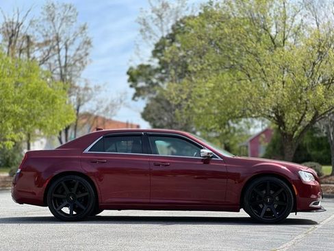 Used 2018 Chrysler 300 Touring w/ Chrome Appearance Package RWD image 4