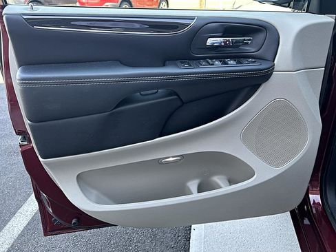 Used 2019 Dodge Grand Caravan SXT w/ Driver Convenience Group FWD image 22
