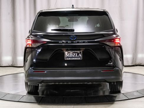 Used 2023 Toyota Sienna XLE FWD image 3