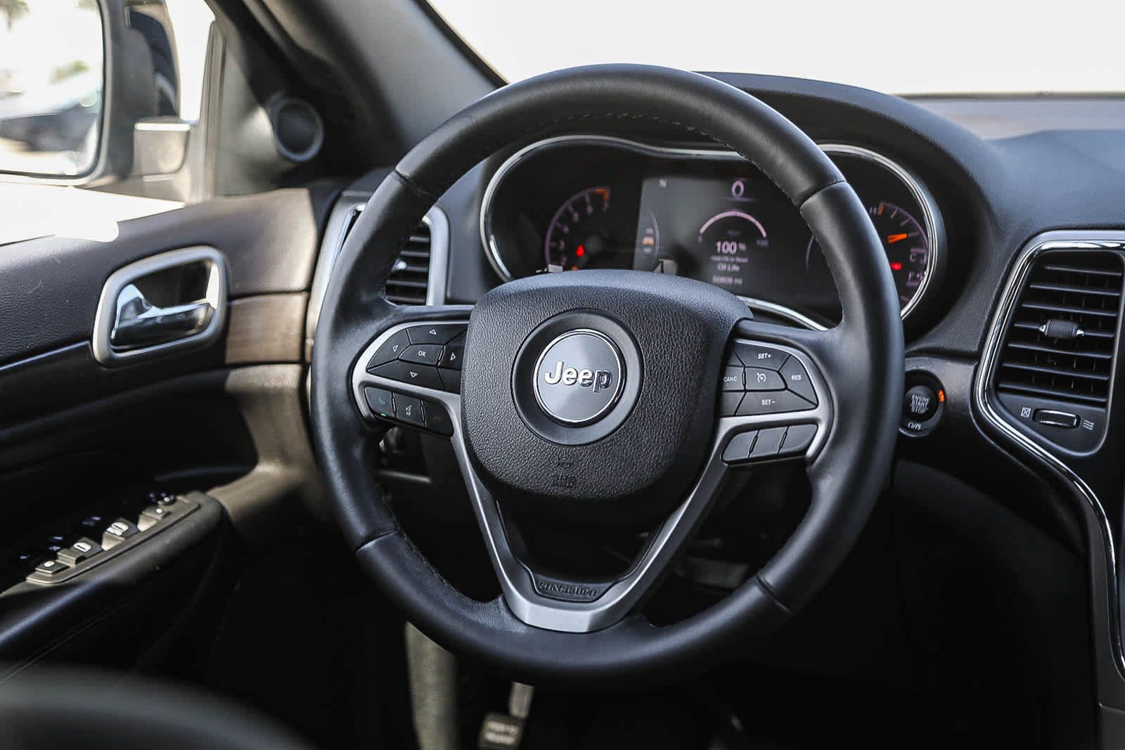 Used 2018 Jeep Grand Cherokee Laredo RWD image 15