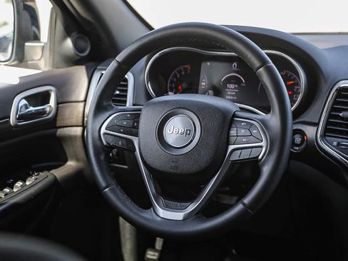 Used 2018 Jeep Grand Cherokee Laredo RWD image 15