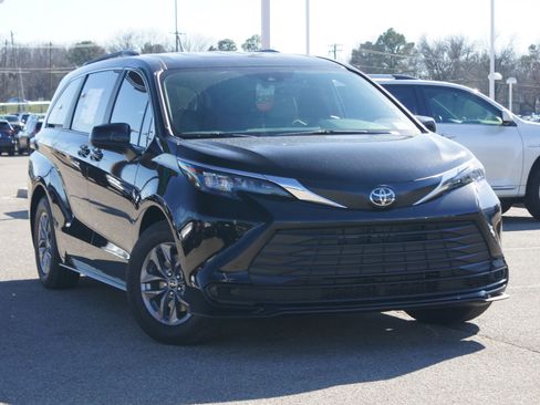 Used 2026 Toyota Sienna LE FWD image 25