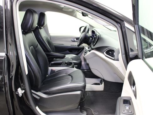 Used 2024 Chrysler Pacifica Touring-L FWD image 14