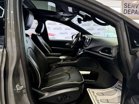 Used 2025 Chrysler Pacifica Limited image 41