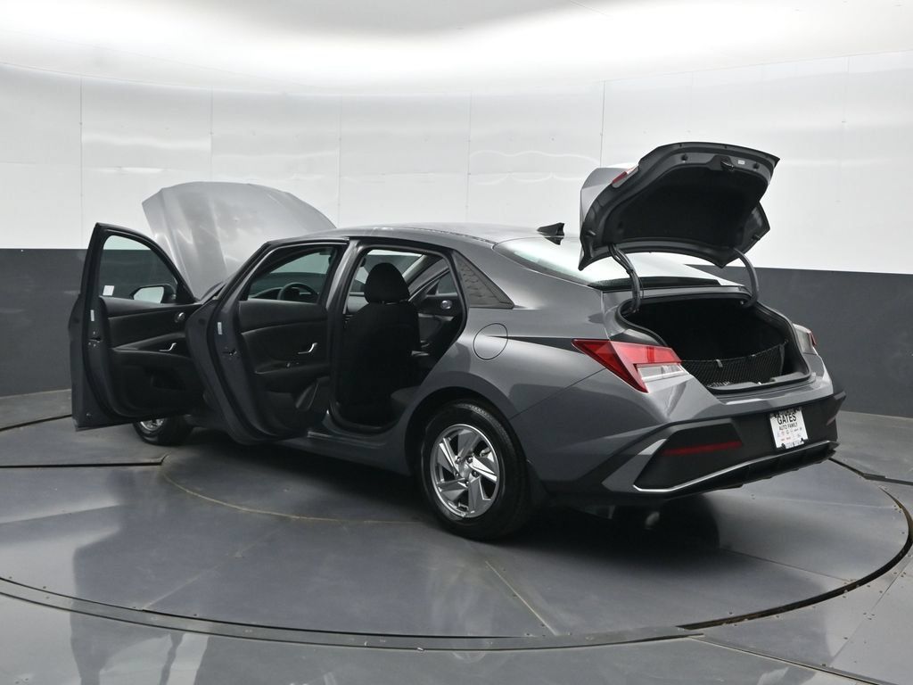 Used 2025 Hyundai Elantra SE FWD image 53