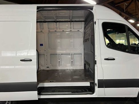 Used 2025 Mercedes-Benz Sprinter 2500 image 13