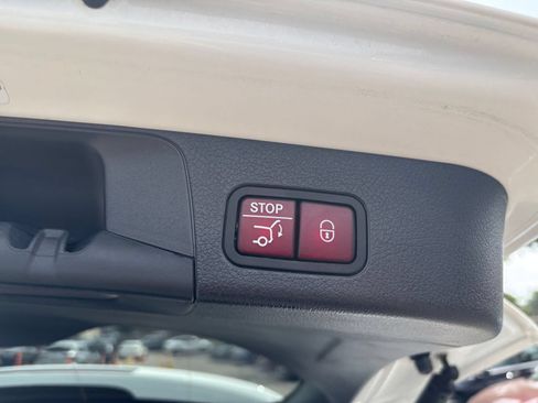 Used 2025 Mercedes-Benz GLB 250 4MATIC image 23
