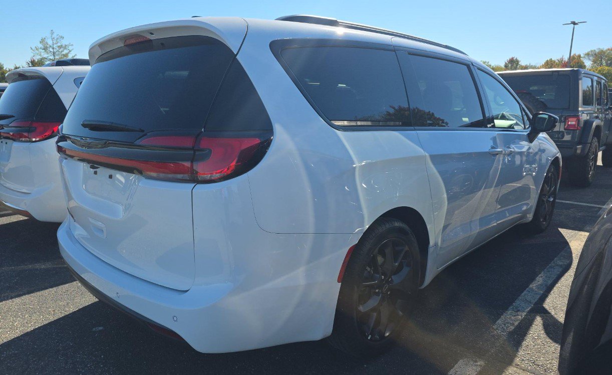 Used 2026 Chrysler Pacifica Select w/ S Appearance Package FWD image 4