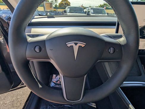 Used 2024 Tesla Model Y 2WD image 32
