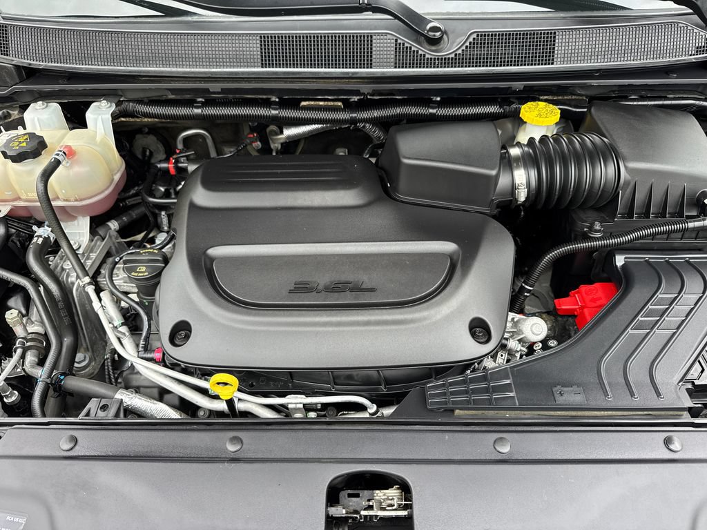 Used 2023 Chrysler Pacifica Touring-L FWD image 8