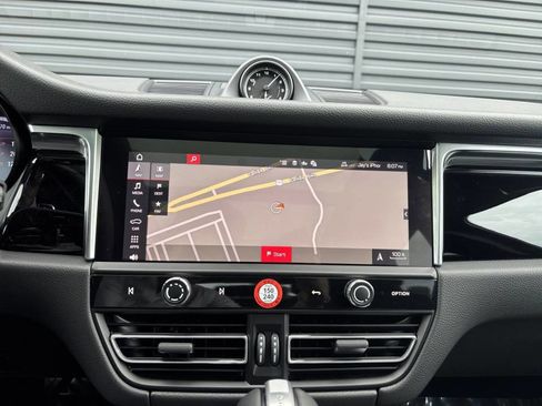 Certified 2026 Porsche Macan AWD/4WD image 18