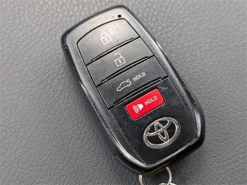 Used 2025 Toyota Camry SE image 31