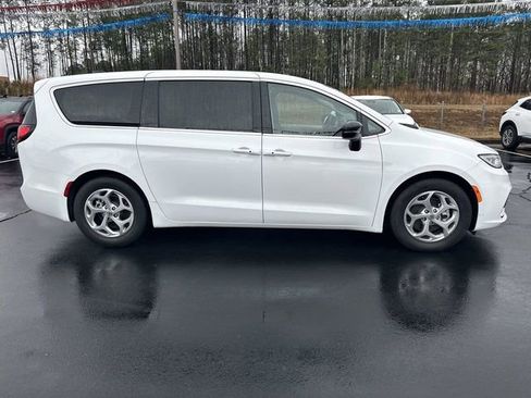 Used 2024 Chrysler Pacifica Limited image 9