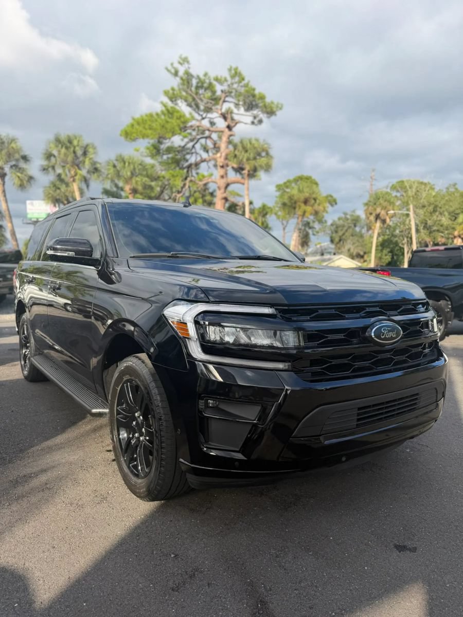 Used 2024 Ford Expedition XLT RWD image 3