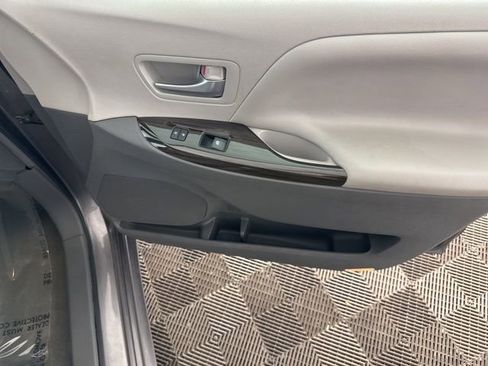 Used 2017 Toyota Sienna XLE Premium image 21