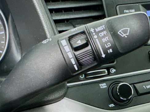 Used 2017 Hyundai Elantra SE image 14