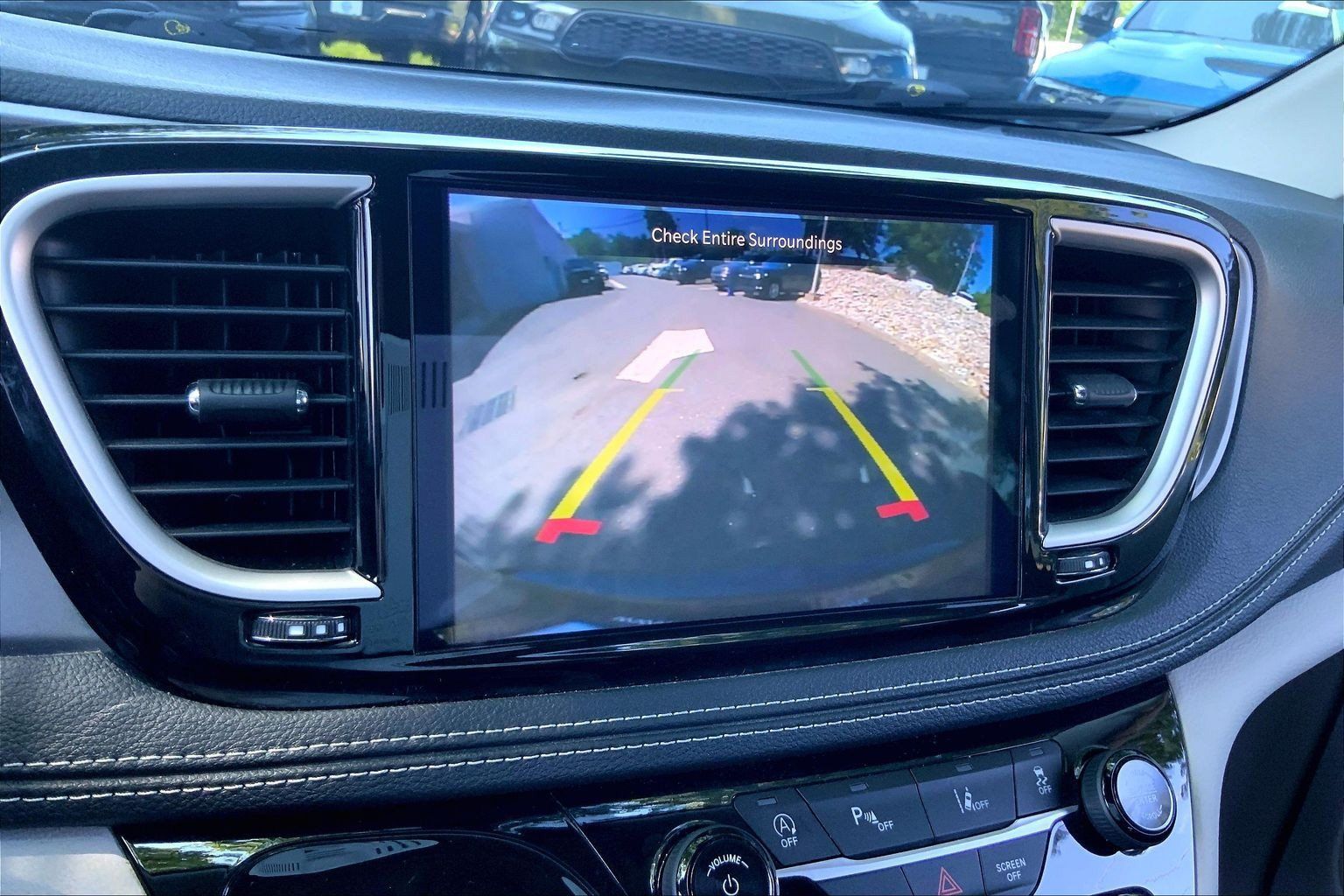 Certified 2023 Chrysler Pacifica Touring-L AWD/4WD image 23