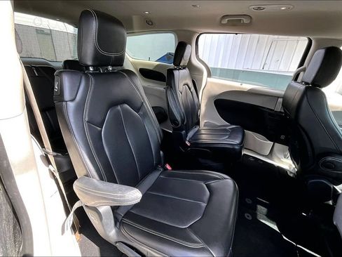 Used 2023 Chrysler Pacifica Touring-L FWD image 24