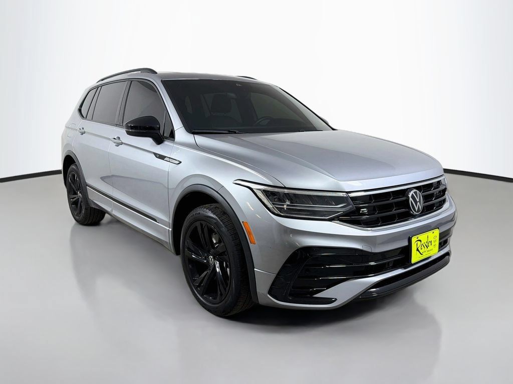 Used 2024 Volkswagen Tiguan SE R-Line AWD/4WD image 4