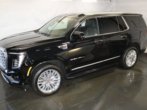 Used 2025 GMC Yukon Denali w/ Advanced Technology Package image 2