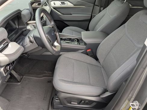 Used 2025 Ford Explorer Active AWD/4WD image 16
