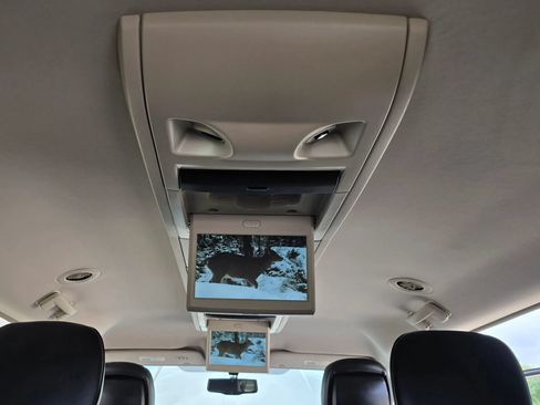Used 2016 Chrysler Town & Country Limited FWD image 49