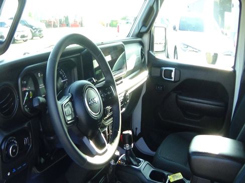 Certified 2025 Jeep Wrangler Unlimited Rubicon 4xe w/ Safety Group AWD/4WD image 18