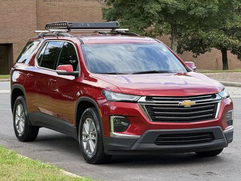 Used 2023 Chevrolet Traverse LT FWD image 3