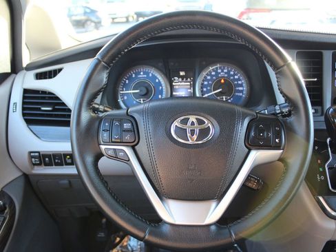 Used 2015 Toyota Sienna XLE w/ XLE Navigation Package FWD image 17