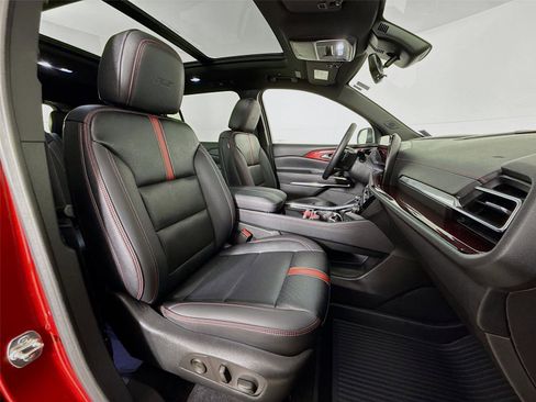 Used 2025 Chevrolet Traverse RS image 31