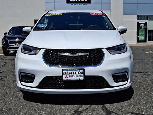 Used 2023 Chrysler Pacifica Touring-L FWD image 2