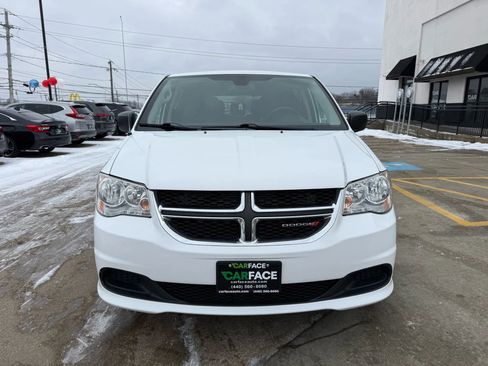 Used 2019 Dodge Grand Caravan SE w/ UConnect Hands-Free Group image 2