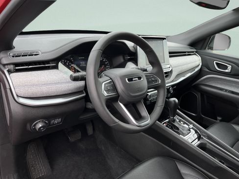 Used 2025 Jeep Compass Latitude AWD/4WD image 16