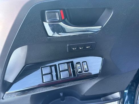 Used 2018 Toyota RAV4 Limited AWD/4WD image 11