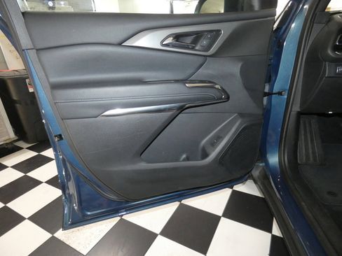 Used 2025 Chevrolet Traverse LT image 19