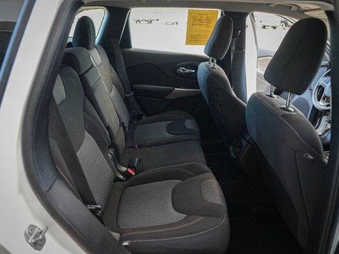 Used 2018 Jeep Cherokee Sport image 28