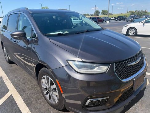 Used 2021 Chrysler Pacifica Touring-L FWD image 4