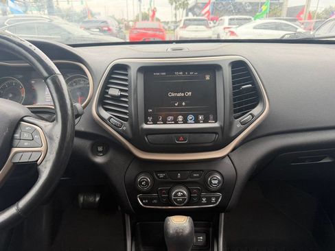 Used 2017 Jeep Cherokee Limited image 8