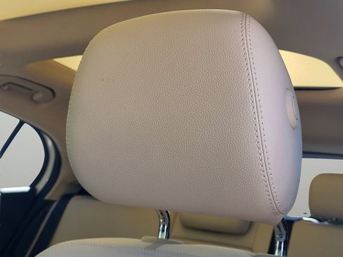 Used 2019 Mercedes-Benz GLA 250 4MATIC w/ Premium Package image 8