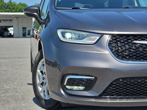 Certified 2023 Chrysler Pacifica Touring-L FWD image 9