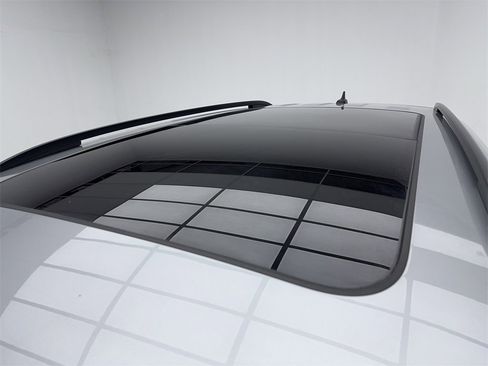 Used 2024 Volkswagen Tiguan SE R-Line image 14