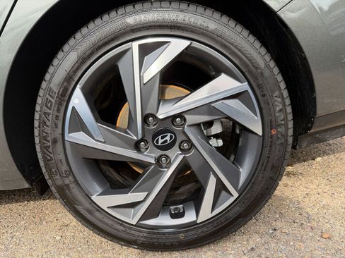 Used 2025 Hyundai Elantra Limited image 32