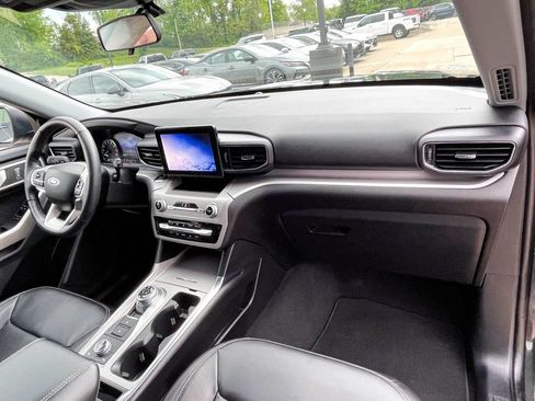 Used 2022 Ford Explorer XLT w/ Equipment Group 202A image 9